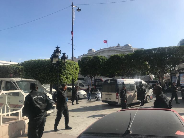انفجار انتحاری در مرکز تونس/یک زن خود را نزدیک گشتی پلیس منفجر کرد/چندین نفر مجروح شدند+تصاویر