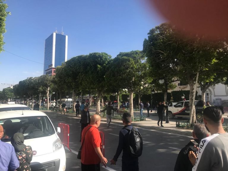 انفجار انتحاری در مرکز تونس/یک زن خود را نزدیک گشتی پلیس منفجر کرد/چندین نفر مجروح شدند+تصاویر