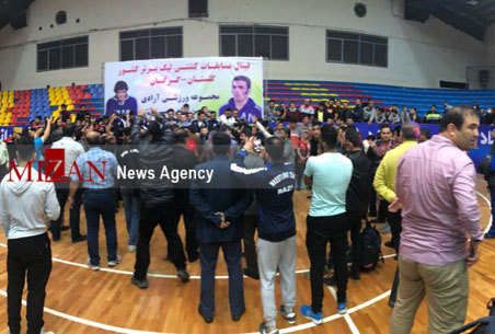 بی نظمی بی سابقه در زمان اهدای جام/ بیمه رازی پر افتخارترین تیم ایران شد + عکس