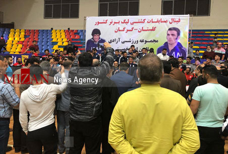 بی نظمی بی سابقه در زمان اهدای جام/ بیمه رازی پر افتخارترین تیم ایران شد + عکس