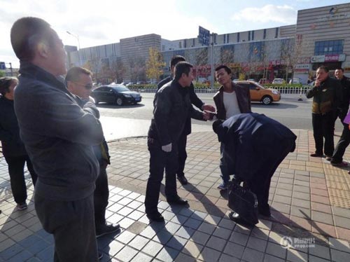 حرکت عجیب پسر جوان برای اینکه نامزدش او را ببخشد+ عکس