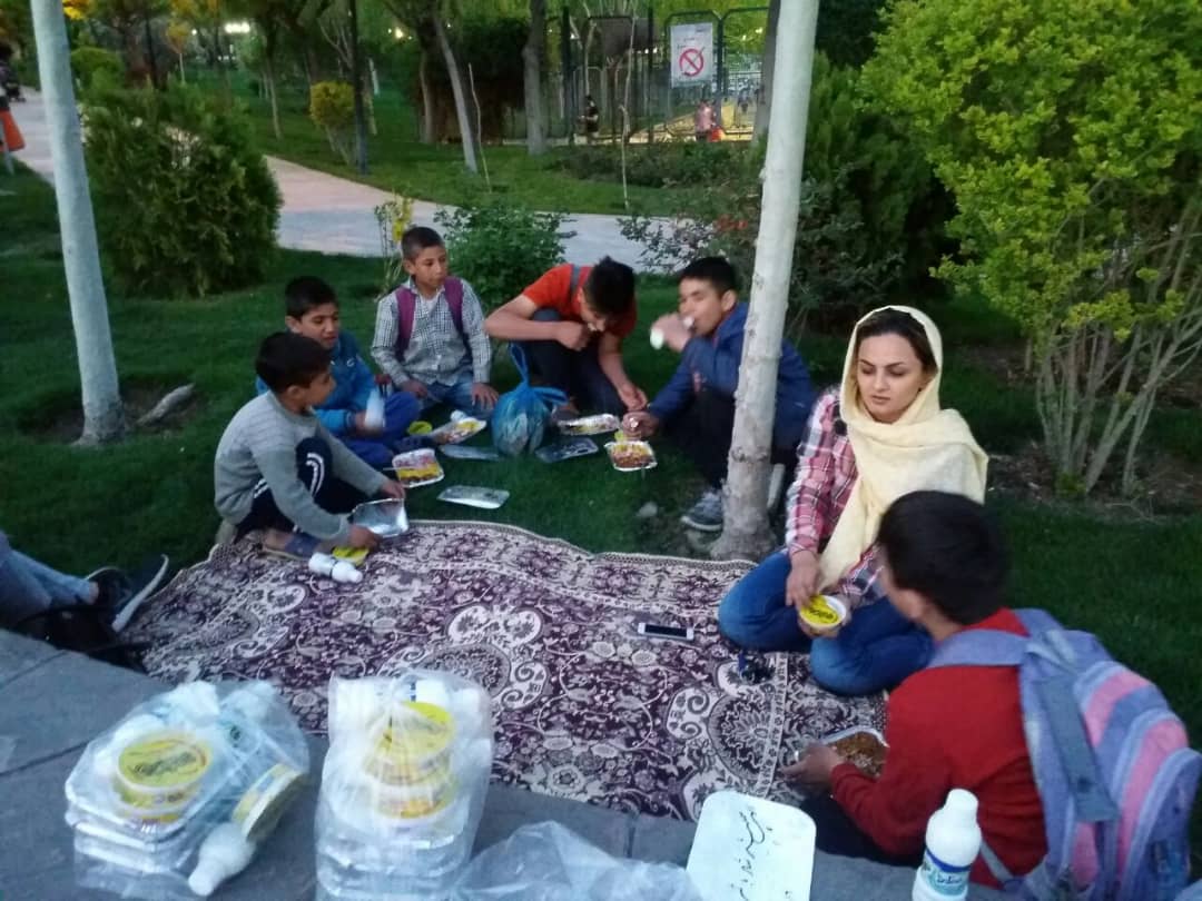 یک لقمه نان برای کودکان کار/پنج شنبههای مهربانی در کرج /قرار بود یک ماه بیشتر زنده نباشم یک لقمه نان برای کودکان کار/پنج شنبههای مهربانی در کرج /قرار بود یک ماه بیشتر زنده نباشم