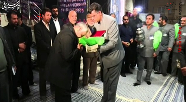 تبرک جستن حاج قاسم سلیمانی از پرچم حرم امام رضا (ع) + فیلم تبرک جستن حاج قاسم سلیمانی از پرچم حرم امام رضا (ع) + فیلم