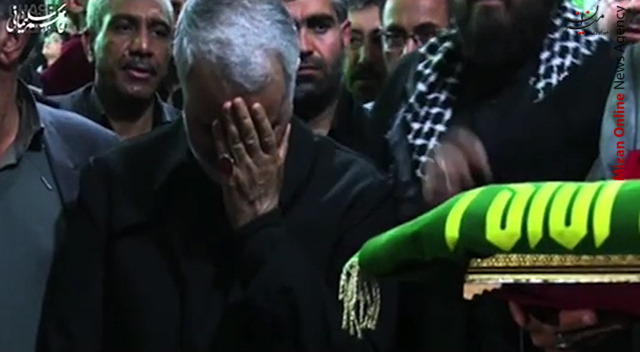 تبرک جستن حاج قاسم سلیمانی از پرچم حرم امام رضا (ع) + فیلم تبرک جستن حاج قاسم سلیمانی از پرچم حرم امام رضا (ع) + فیلم