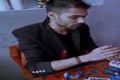 پسر حیرت آوری که آب را در هوا نگه می دارد +عکس