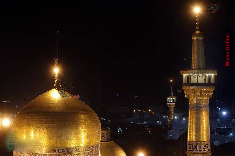 تعویض پرچم گنبد منور رضوی تعویض پرچم گنبد منور رضوی +عکس