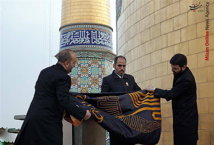 تعویض پرچم گنبد منور رضوی تعویض پرچم گنبد منور رضوی +عکس