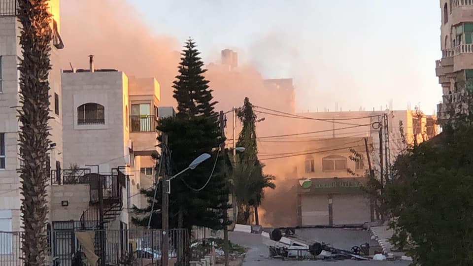 بازداشت ۳۰۰ فلسطینی در اردوگاه الامعری/نظامیان صهیونیست منزل یک فلسطینی را ویران کردند بازداشت ۳۰۰ فلسطینی در اردوگاه الامعری/نظامیان صهیونیست منزل یک فلسطینی را ویران کردند