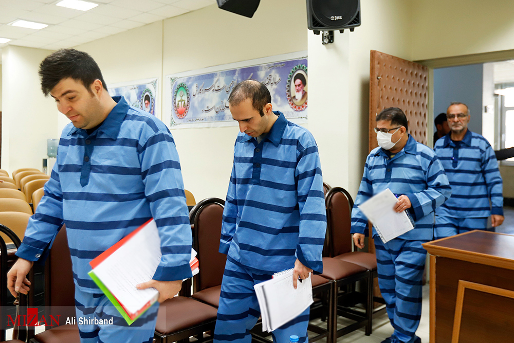 محاکمه ۵ صراف متخلف به اتهام اخلال در نظام ارزی از طریق خرید و فروش غیرقانونی دلار/ استفاده از کارت‌های ملی اشخاص متعدد برای انجام اقدامات مجرمانه/ پرده برداری قاضی از شگرد مجرمان اقتصادی/ فروش ارز دریافتی به مشتریان خاص
