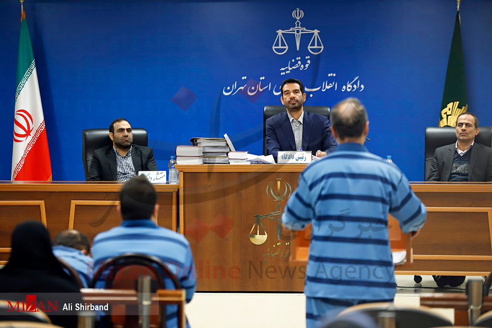محاکمه ۵ صراف متخلف به اتهام اخلال در نظام ارزی از طریق خرید و فروش غیرقانونی دلار/ استفاده از کارت‌های ملی اشخاص متعدد برای انجام اقدامات مجرمانه/ پرده برداری قاضی از شگرد مجرمان اقتصادی/ فروش ارز دریافتی به مشتریان خاص