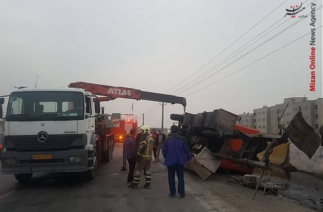 واژگونی تانکر 30 هزار لیتری در جاده خاوران واژگونی تانکر 30 هزار لیتری در جاده خاوران+عکس