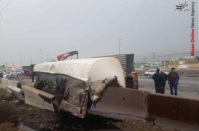 واژگونی تانکر 30 هزار لیتری در جاده خاوران+عکس واژگونی تانکر 30 هزار لیتری در جاده خاوران+عکس
