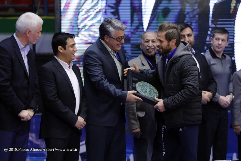 تقدیر از نماینده اتحادیه جهانی و پیشکسوتان کشتی اردبیل در مراسم افتتاحیه