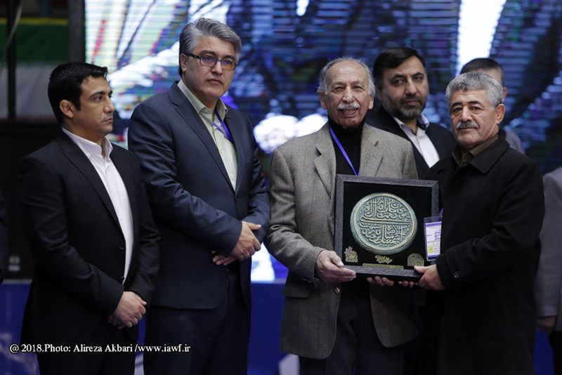 تقدیر از نماینده اتحادیه جهانی و پیشکسوتان کشتی اردبیل در مراسم افتتاحیه