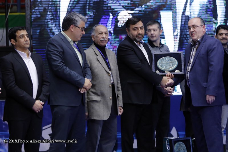تقدیر از نماینده اتحادیه جهانی و پیشکسوتان کشتی اردبیل در مراسم افتتاحیه