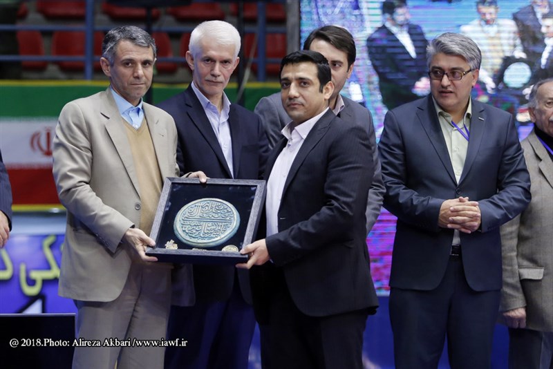 تقدیر از نماینده اتحادیه جهانی و پیشکسوتان کشتی اردبیل در مراسم افتتاحیه