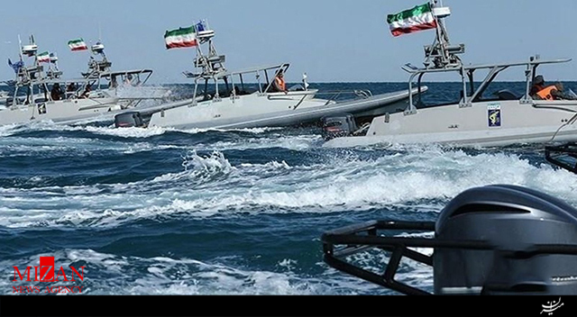 فیلمی از لحظه نزدیک شدن قایقهای تندرو ایران به ناو هواپیمابر آمریکایی فیلمی از لحظه نزدیک شدن قایقهای تندرو ایران به ناو هواپیمابر آمریکایی