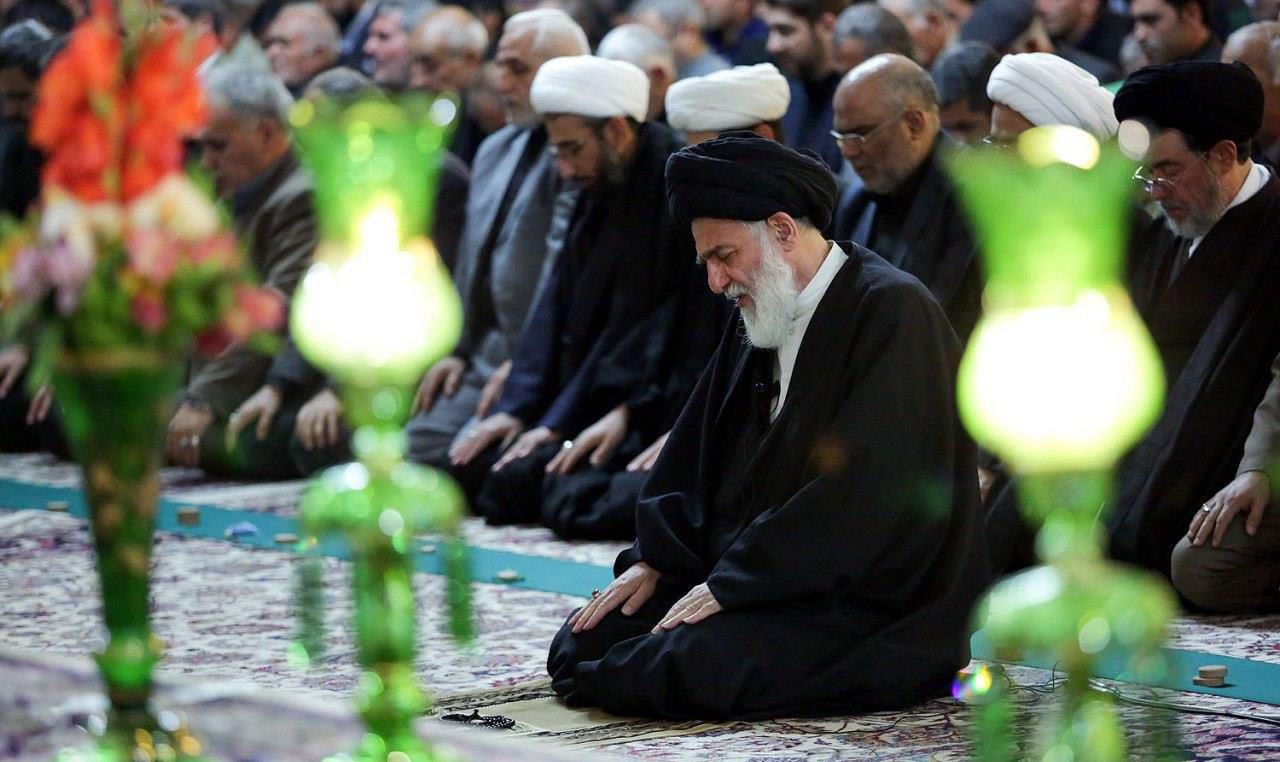 یکی از آخرین اقامههای نماز جماعت مرحوم آیتالله هاشمیشاهرودی +عکس یکی از آخرین اقامههای نماز جماعت مرحوم آیتالله هاشمیشاهرودی در حرم مطهر رضوی