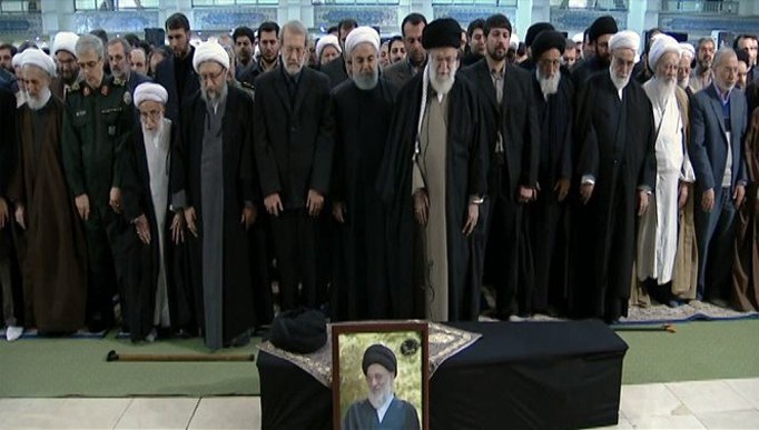 اقامه نماز ولی امر مسلمین جهان بر پیکر آیتالله هاشمیشاهرودی/ اللهمَّ إنّا لا نَعْلَمُ مِنْهُ إلاّ خَیراً وَاَنْتَ اَعْلَمُ بِهِ مِنّا + تصاویر و فیلم اقامه نماز ولی امر مسلمین جهان بر پیکر آیتالله هاشمیشاهرودی/ اللهمَّ إنّا لا نَعْلَمُ مِنْهُ إلاّ خَیراً وَاَنْتَ اَعْلَمُ بِهِ مِنّا + تصاویر و فیلم