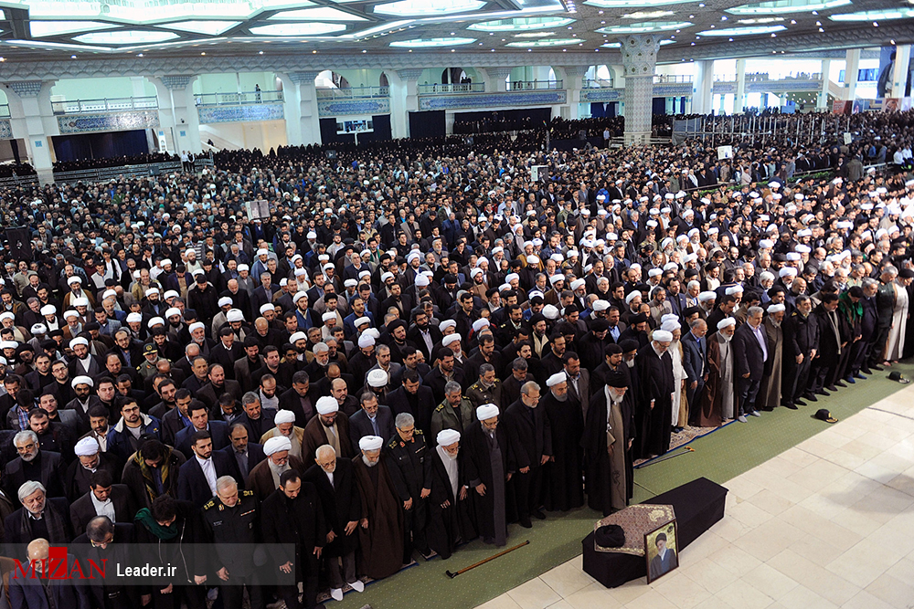 اقامه نماز ولی امر مسلمین جهان بر پیکر آیت‌الله هاشمی‌شاهرودی/ اللهمَّ إنّا لا نَعْلَمُ مِنْهُ إلاّ خَیراً وَاَنْتَ اَعْلَمُ بِهِ مِنّا + تصاویر و فیلم