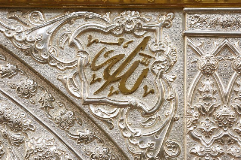 پنجره ضریح شهدای کربلا به روی زائران گشوده شد پنجره ضریح شهدای کربلا به روی زائران گشوده شد