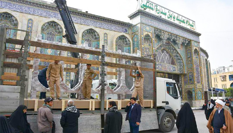 پنجره ضریح شهدای کربلا به روی زائران گشوده شد پنجره ضریح شهدای کربلا به روی زائران گشوده شد