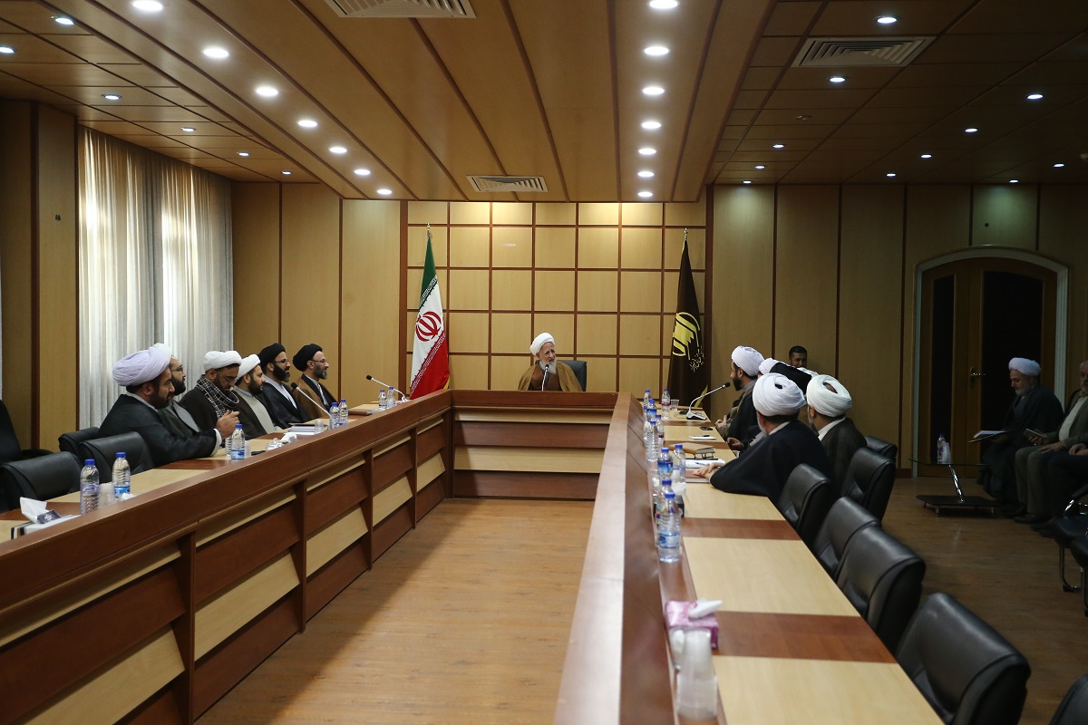 اگر محتاج از محتاج چیزی بخواهد ضرر در ضرر است