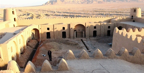 مرمت قلعه تاریخی علی رضاخانی مهریز آغاز شد