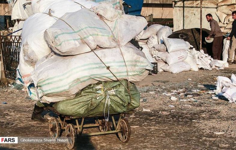لقمه نانی از ضایعات‌! +تصاویر