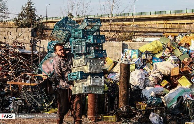 لقمه نانی از ضایعات‌! +تصاویر
