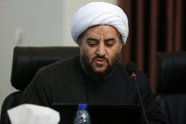 احمد بن حنبل خنده، صدا، امکان رؤیت و فرود از آسمان را به خداوند نسبت می‌دهد!