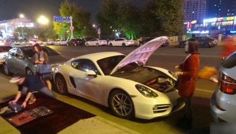 دستفروشی کردن این خانم سوژه رسانه ها شد +عکس