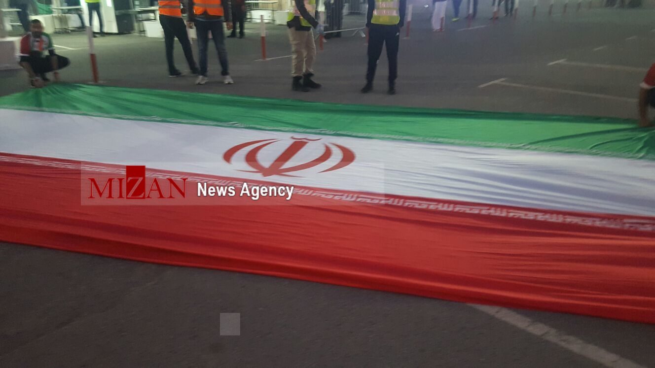 پرچم بزرگ ایران وارد ورزشگاه شد/ جدا شدن ورودی ایرانی‌ها و عمانی‌ها به ورزشگاه