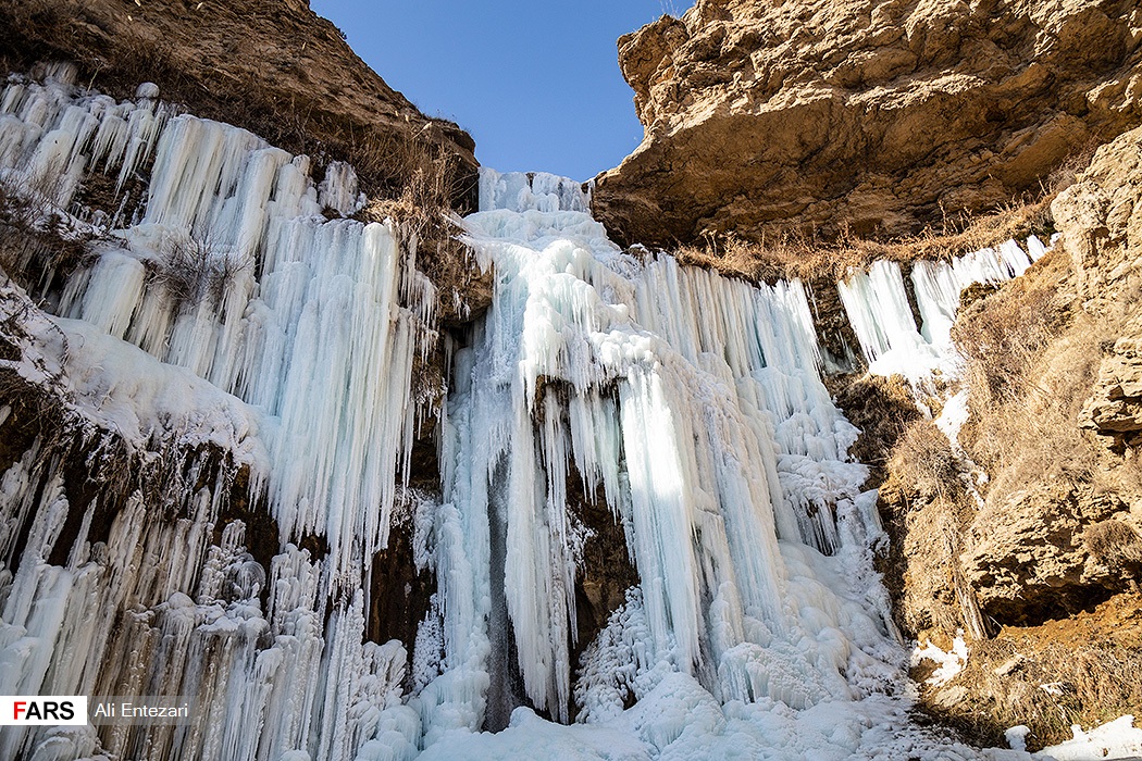 نمایی یخ زده از آبشار خور خور نمایی یخ زده از آبشار خور خور