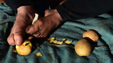 زندگی باورنکردنی زن بدون دست +عکس