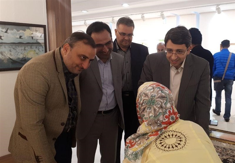 اراده والای معلولین ستودنی است/سفر کربلا هدیه بهزیستی برای فاطمه دختر هنرمند معلول