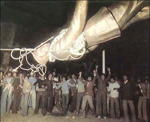 فساد گسترده خاندان پهلوی طیف مخالفان را گسترده‌تر کرد