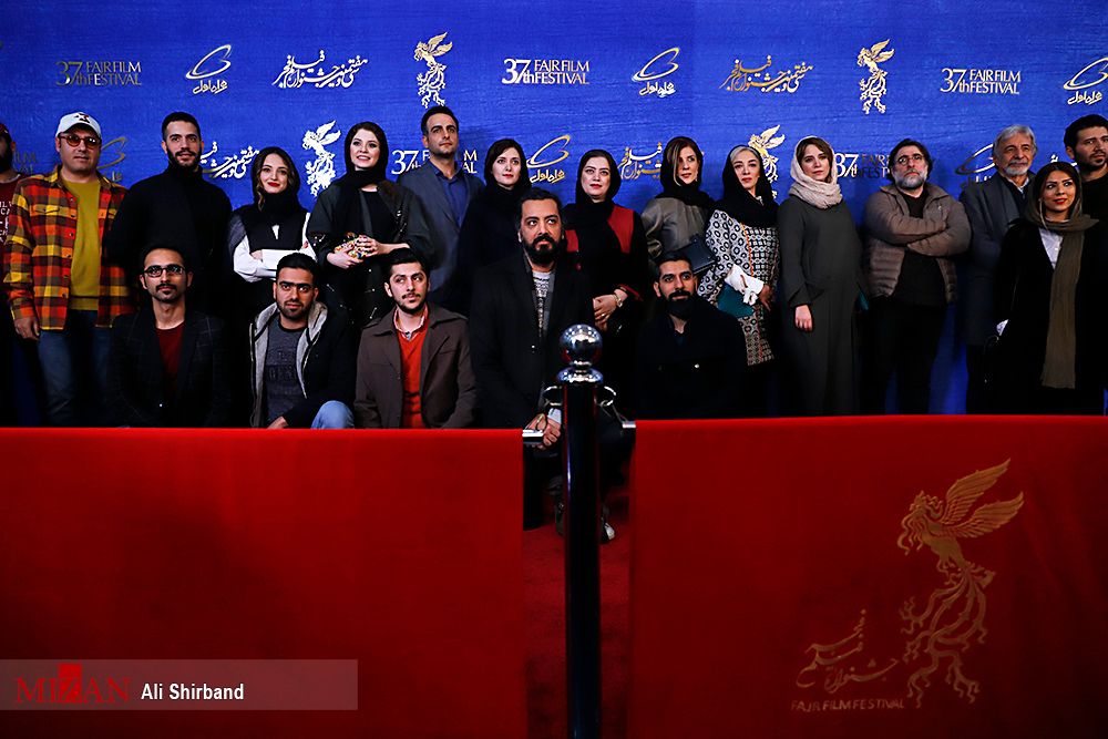 عوامل فیلم«جمشیدیه» روی فرش قرمز حاضر شدند عوامل فیلم«جمشیدیه» روی فرش قرمز حاضر شدند