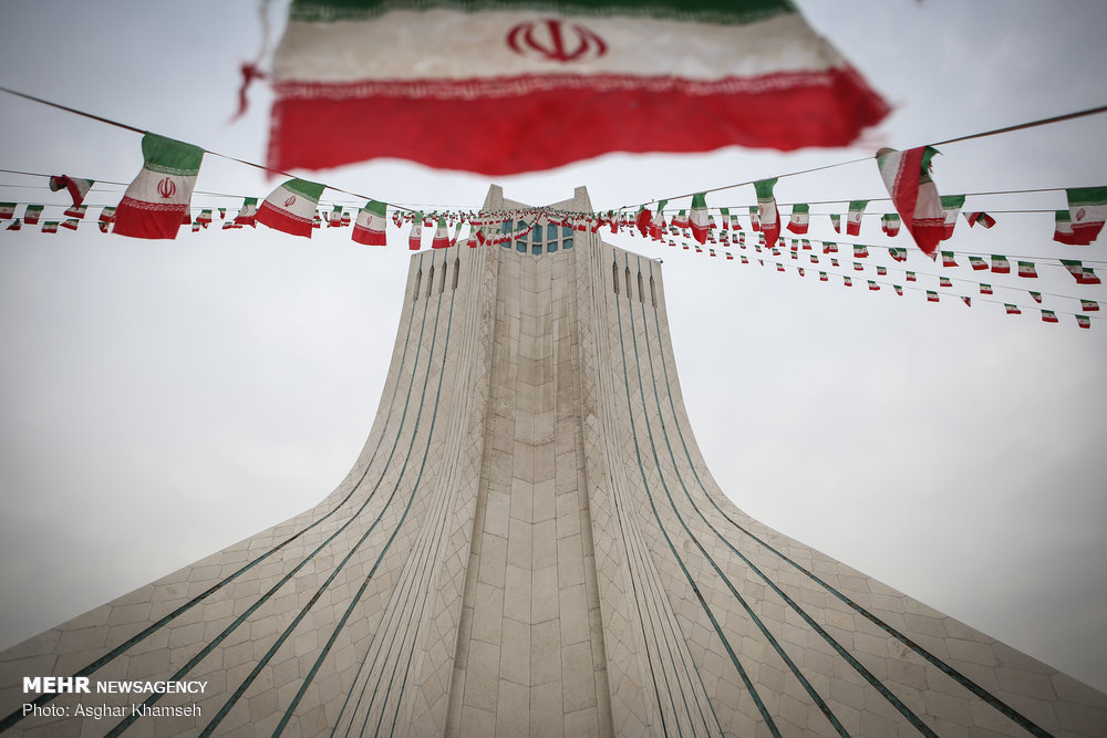 آذین بندی شهر با پرچم مقدس جمهوری اسلامی ایران آذین بندی شهر با پرچم مقدس جمهوری اسلامی ایران