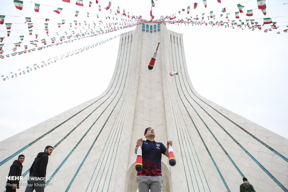 آذین بندی شهر با پرچم مقدس جمهوری اسلامی ایران آذین بندی شهر با پرچم مقدس جمهوری اسلامی ایران