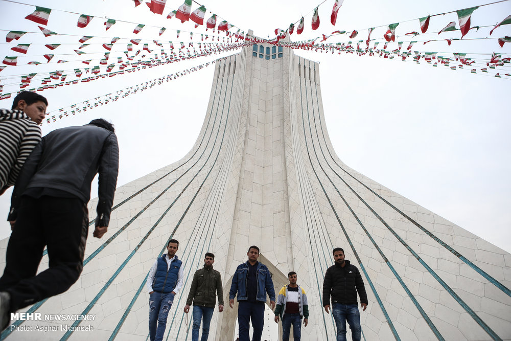 آذین بندی شهر با پرچم مقدس جمهوری اسلامی ایران آذین بندی شهر با پرچم مقدس جمهوری اسلامی ایران