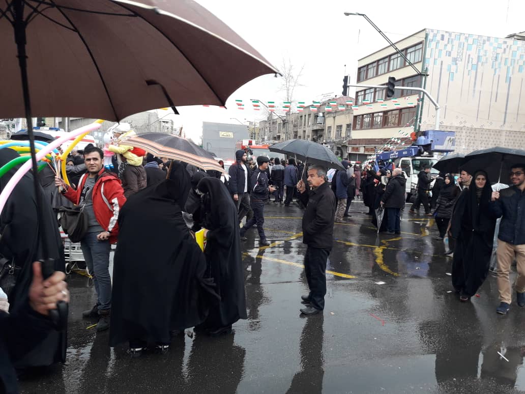 حضور دشمن‌شکن مردم در جشن «چهل» سالگی انقلاب اسلامی/ روحانی: حضور گسترده مردم نقشه‌های دشمن را نقش بر آب کرد  + حاشیه‌ها و تصاویر