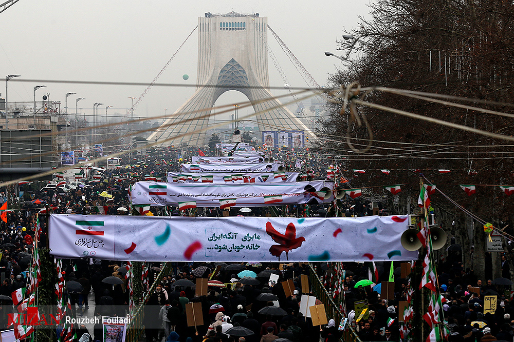 حضور دشمن‌شکن در جشن «چهل» سالگی انقلاب/ روحانی: حضور مردم نقشه‌های دشمن را نقش بر آب کرد/ مردم: آمریکا را همچنان «طاغوت اعظم» می‌دانیم  + حاشیه‌ها و تصاویر