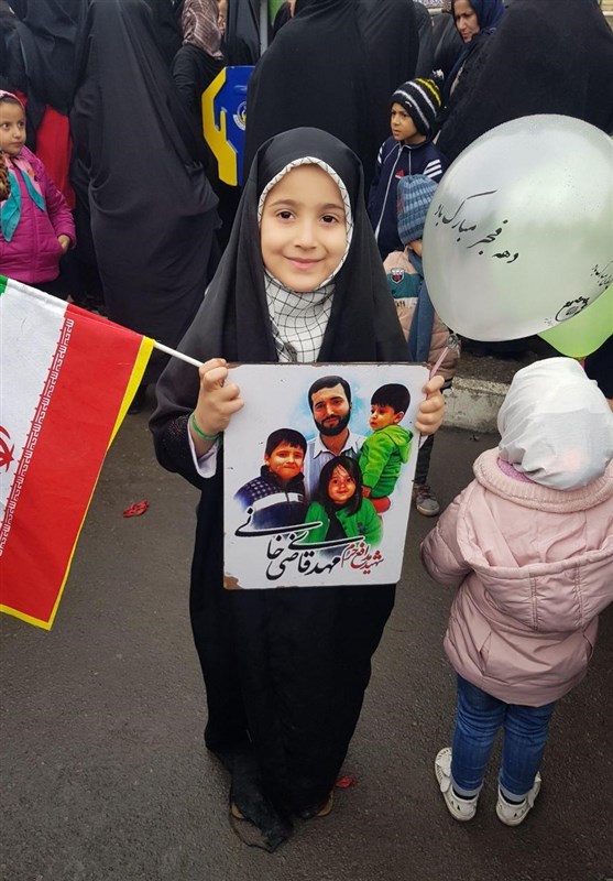 فرزندان شهدای مدافع حرم در راهپیمایی ۲۲ بهمن