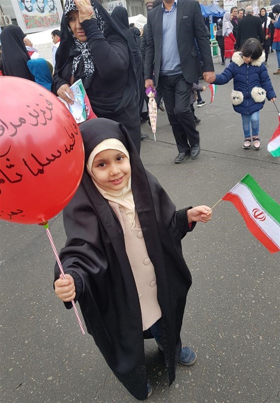 فرزندان شهدای مدافع حرم در راهپیمایی ۲۲ بهمن