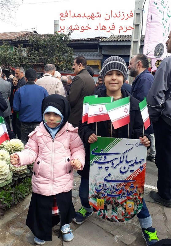 فرزندان شهدای مدافع حرم در راهپیمایی ۲۲ بهمن