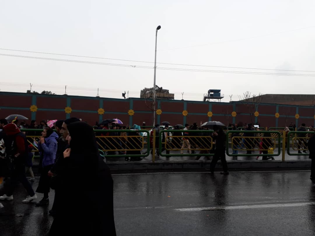 حضور دشمن‌شکن در جشن «چهل» سالگی انقلاب/ روحانی: نمی‌گذاریم آمریکا پیروز شود/ مردم: آمریکا را همچنان «طاغوت اعظم» و «تجسم شرارت» می‌دانیم  + حاشیه‌ها و تصاویر