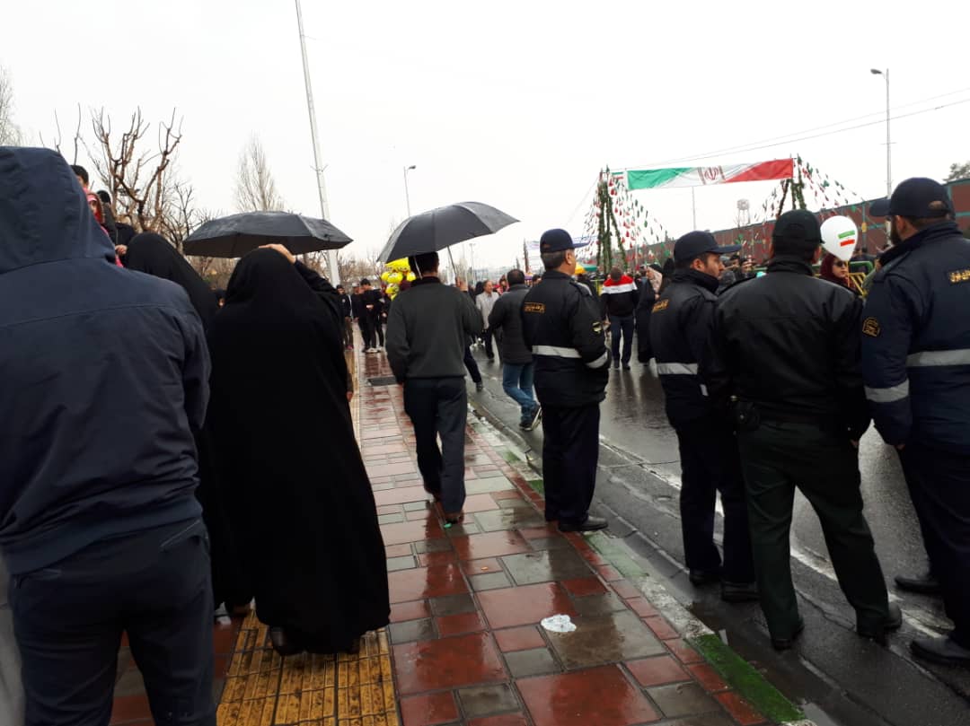 حضور دشمن‌شکن در جشن «چهل» سالگی انقلاب/ روحانی: نمی‌گذاریم آمریکا پیروز شود/ مردم: آمریکا را همچنان «طاغوت اعظم» و «تجسم شرارت» می‌دانیم  + حاشیه‌ها و تصاویر