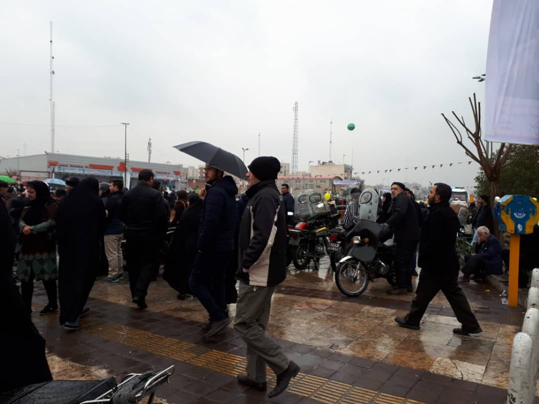 حضور دشمن‌شکن در جشن «چهل» سالگی انقلاب/ روحانی: نمی‌گذاریم آمریکا پیروز شود/ مردم: آمریکا را همچنان «طاغوت اعظم» و «تجسم شرارت» می‌دانیم  + حاشیه‌ها و تصاویر