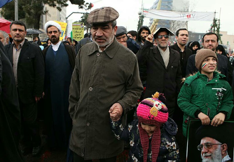 حضور دشمن‌شکن در جشن «چهل» سالگی انقلاب/ روحانی: نمی‌گذاریم آمریکا پیروز شود/ مردم: آمریکا را همچنان «طاغوت اعظم» و «تجسم شرارت» می‌دانیم  + حاشیه‌ها و تصاویر